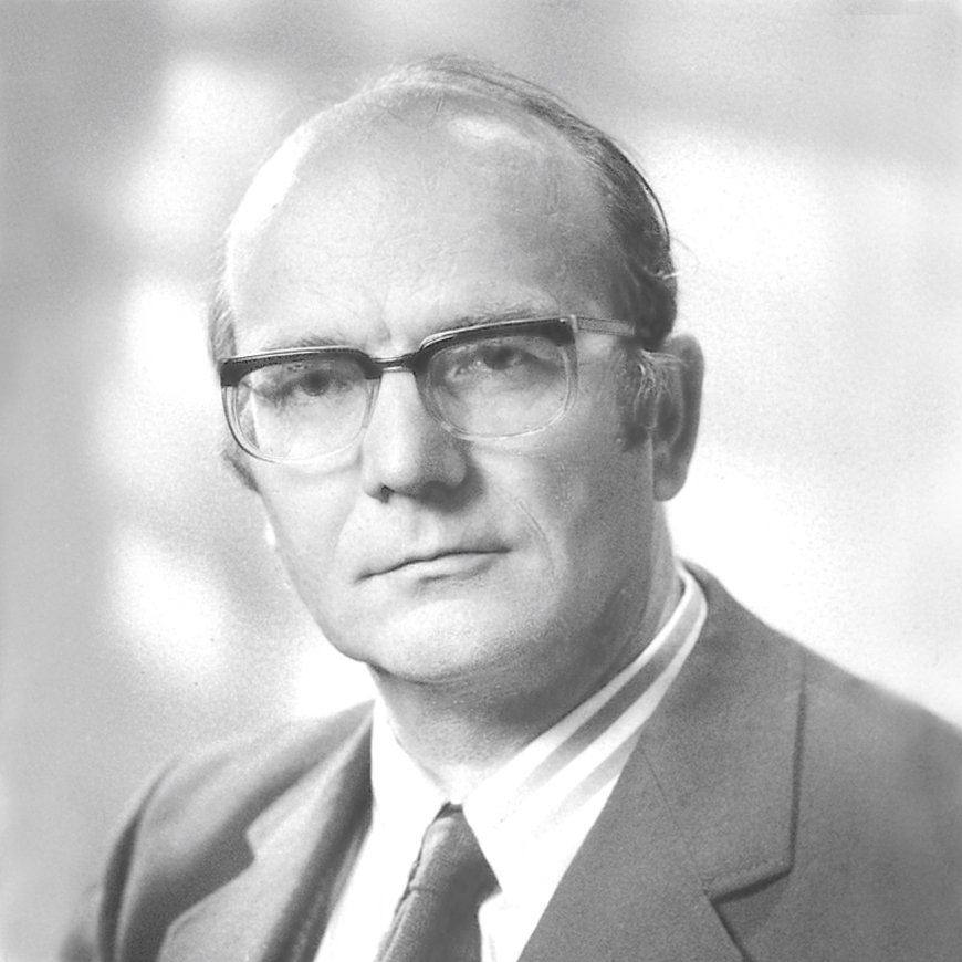 Der schwarz-weiße Porträt-Mann mit Brille und Anzug ist Karl Späh, der Gründer der Späh Unternehmensgruppe.