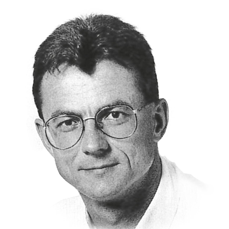 Das Schwarz-Weiß-Porträt im Nahaufnahme zeigt den Gründer Alfred Späh mittleren Alters mit Brille, der freundlich lächelt.