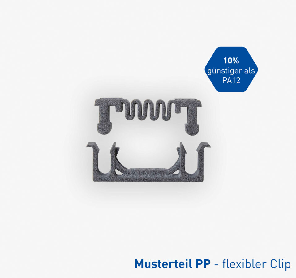 Das Bild zeigt ein flexibles Clip-Musterteil aus Polypropylen (PP), das laut Hinweis 10 % günstiger in der Herstellung als PA12 ist.