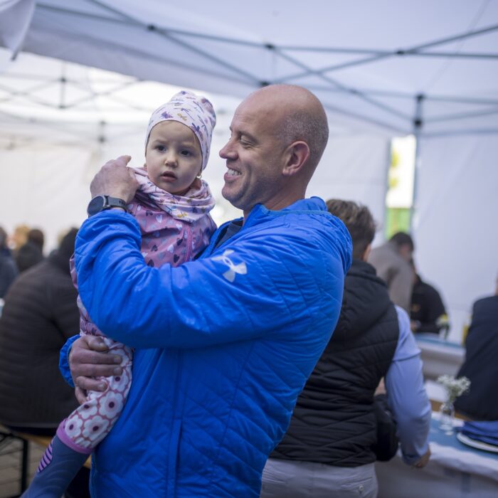 Späh Mitarbeiter mit KKind auf dem Arm