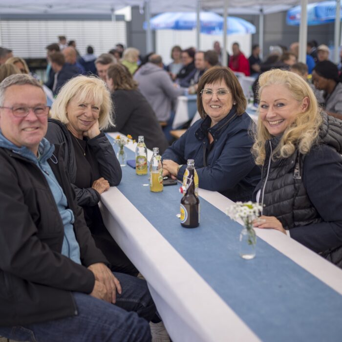 Späh Mitarbeiter im Pavillon am Tisch