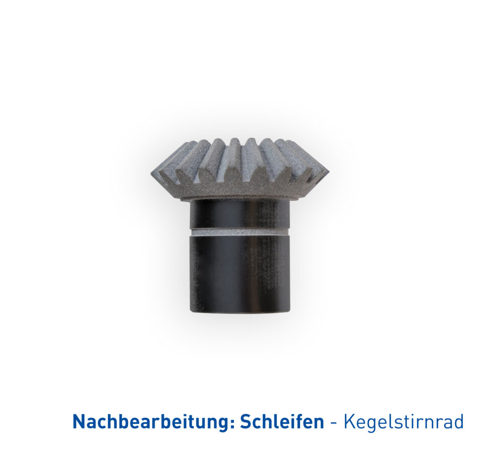 Abgebildet ist ein Kegelstirnrad, bei dem die präzise Nachbearbeitung durch Schleifen im Fokus der Darstellung steht.
