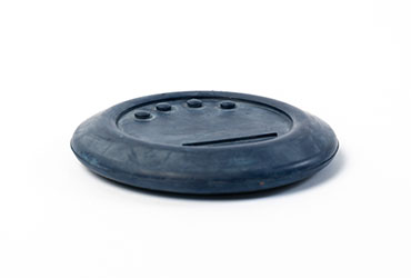 Abgebildet ist eine flache, kreisförmige Gummikappe in Schwarz, die eine längliche Vertiefung und vier Noppen auf der Oberseite hat.