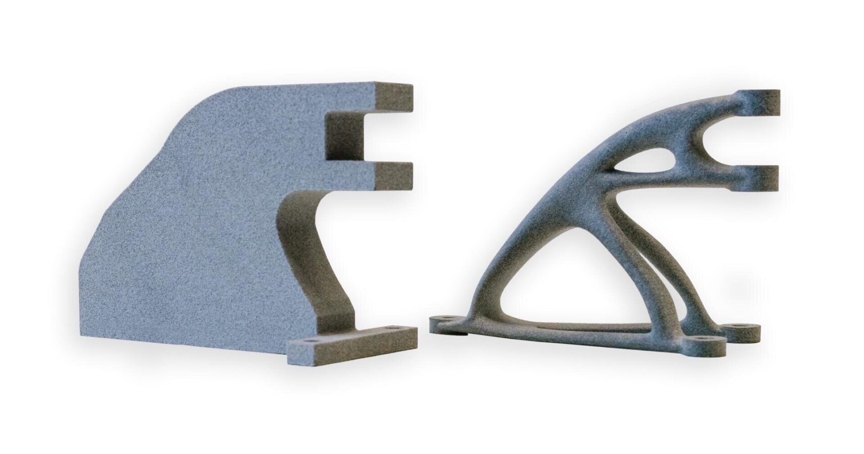 Zwei grau melierte Bauteile demonstrieren den Unterschied zwischen einem massiven Standarddesign und einer topologieoptimierten, gewichtssparenden Gitterstruktur.