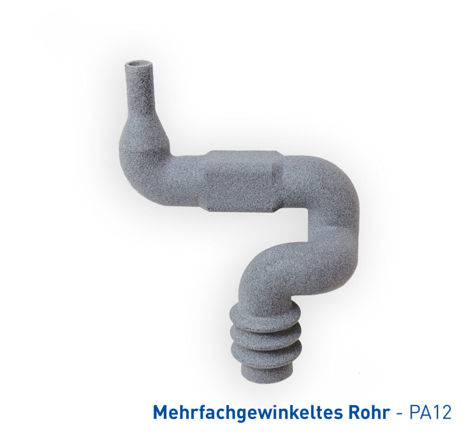 Gezeigt wird ein komplexes, mehrfach gewinkeltes Rohr aus dem Material PA12, das durch seine organische Form die Möglichkeiten des 3D-Drucks verdeutlicht.