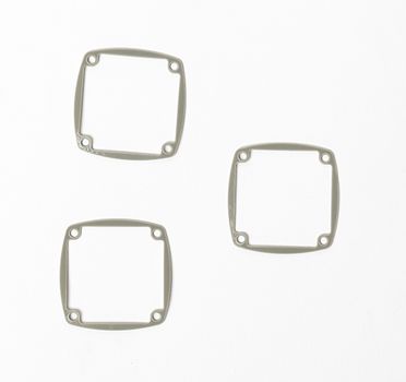 Drei identische, dünne Rahmen aus grauem Kunststoff mit abgerundeten Ecken und vier Befestigungslöchern sind auf weißem Hintergrund verteilt.