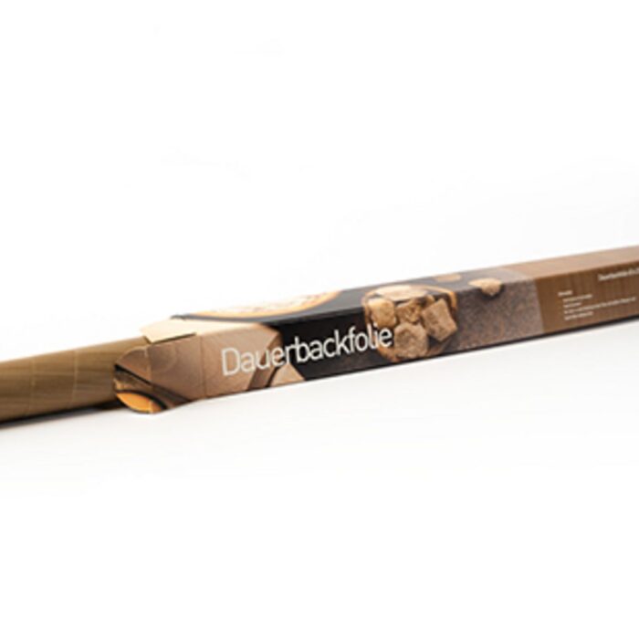 Das Bild zeigt eine braune Dauerbackfolie, die zum Teil aus ihrer schmalen Verkaufsverpackung herausgezogen ist.