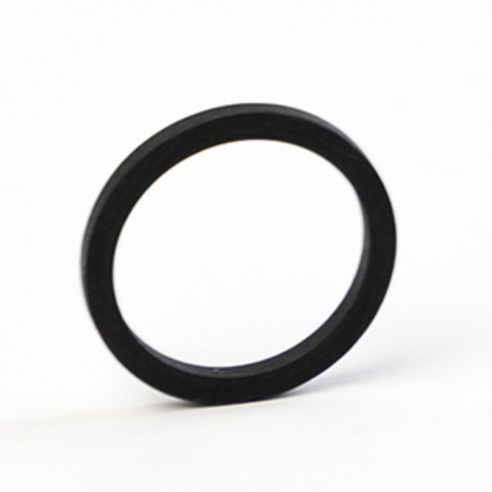 Das Bild zeigt einen einfachen, flachen Dichtungsring aus schwarzem Kunststoff vor einem neutralen weißen Hintergrund.