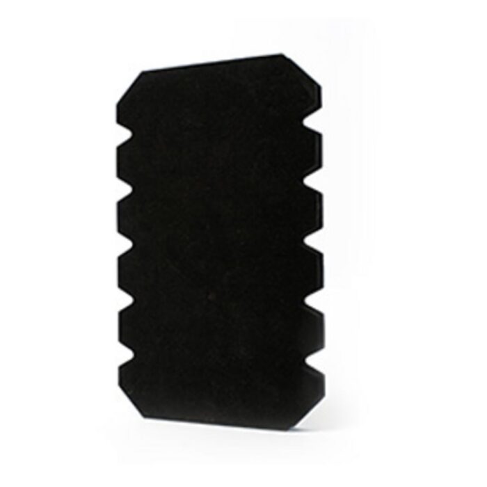 Das Bild zeigt ein schwarzes, flaches Bauteil mit symmetrisch gezackten Längsseiten, das als Knieschoner dient.