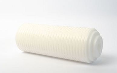 Eine lange, zylindrische Mehlrolle aus weißem Kunststoff weist eine gleichmäßige, wellenförmige Oberflächenstruktur auf und liegt als fertiges Teil auf einem weißen Hintergrund.
