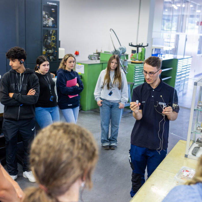 In der Produktion befindet sich eine Gruppe von Auszubildenden. Es werden Werkzeuge aus der Werkzeugbau Abteilung betrachtet