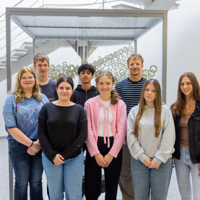 Gruppenfoto von 8 jungen Personender neuen Auszubildenten im Foyer der Firma Späh in Scheer.