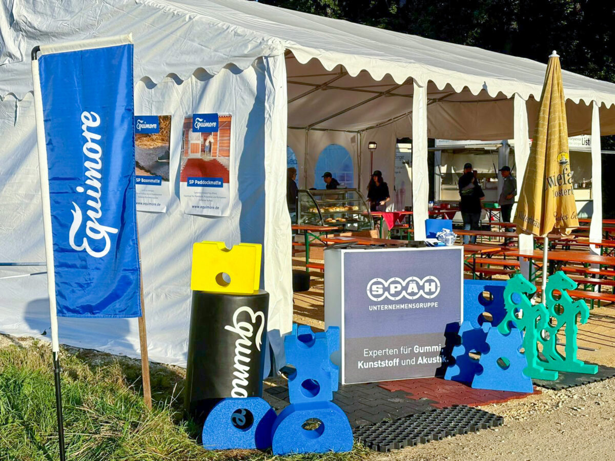 Messestand der Firma Equimore auf einem Reitturnier