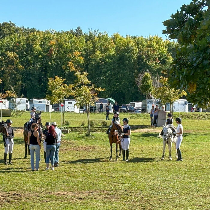 Reiter eines Reitturniers sind zu auf einer Wiese zu sehen