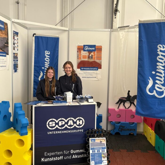 Messestand der Firma Equimore auf der Oberschwabenschau Messe 2025 mit zwei Auszubildenten der Firma Späh