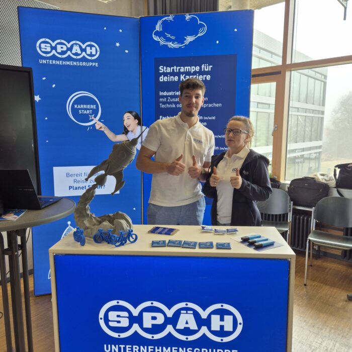 Ausbildungsmessestand der Karrierebörse an der FH Albstadt-Sigmaringen. Es sind zwei Mitarbeiter der Firma Späh zu sehen