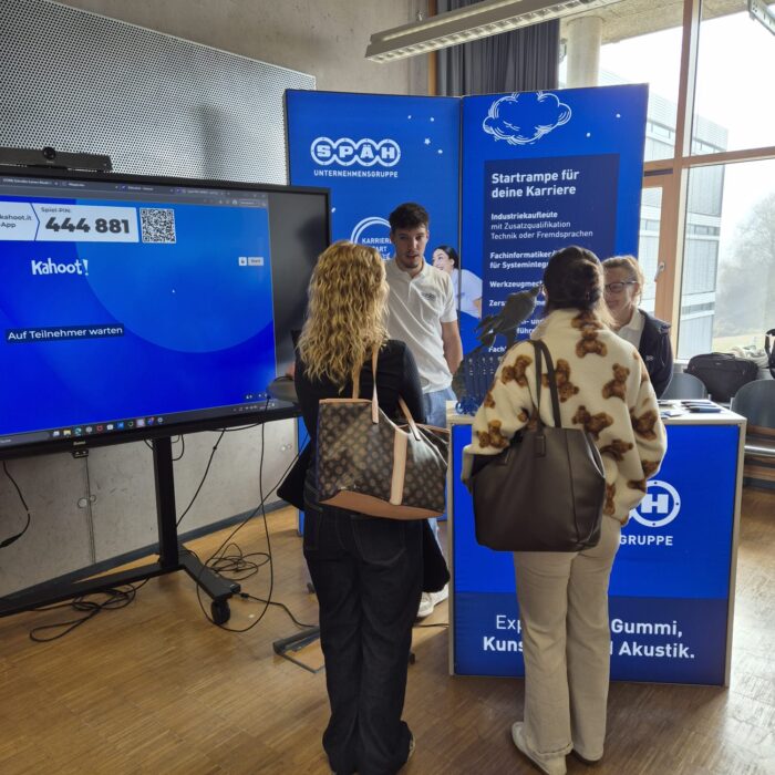 Ausbildungsmessestand der Karrierebörse an der FH Albstadt-Sigmaringen. zwei Mitarbeiter der Firma Späh sind zu sehen