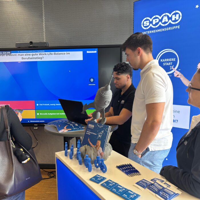 Ausbildungsmessestand der Karrierebörse an der FH Albstadt-Sigmaringen. Drei Mitarbeiter der Firma Späh sind zu sehen