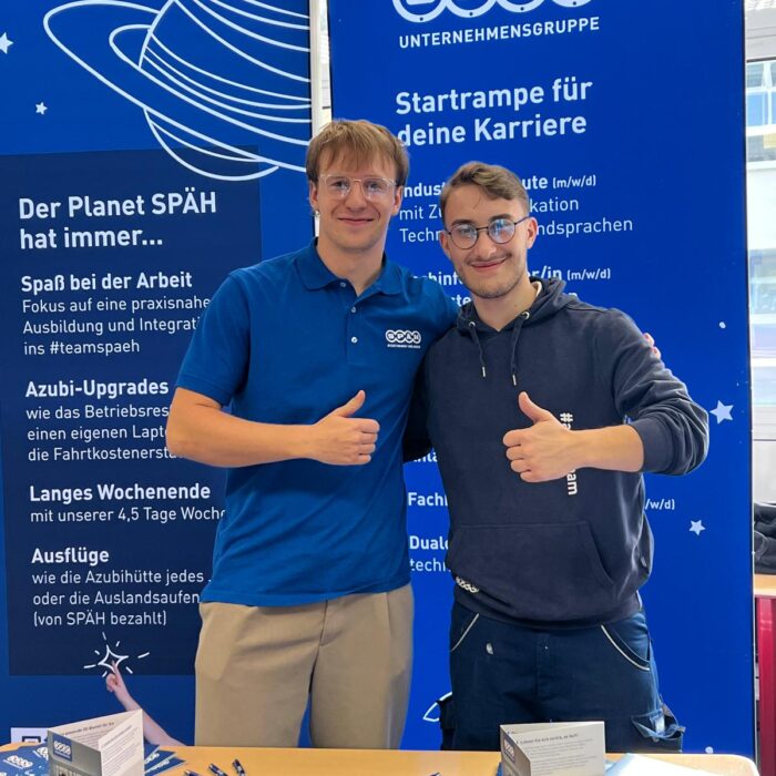 Ausbildungsmessestand der Karrierebörse an der Theodor Heuss Realschule in Sigmaringen. Es sind zwei Mitarbeiter der Firma Späh zu sehen