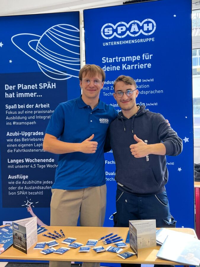Ausbildungsmessestand der Karrierebörse an der Theodor Heuss Realschule in Sigmaringen. Es sind zwei Mitarbeiter der Firma Späh zu sehen