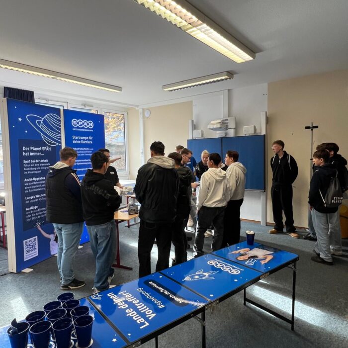 Ausbildungsmessestand der Karrierebörse an der Theodor Heuss Realschule in Sigmaringen. Es sind mehrere Schüler zu sehen