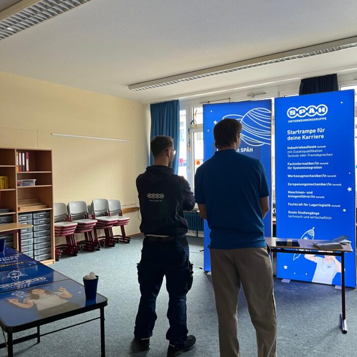 Ausbildungsmessestand der Karrierebörse an der Theodor Heuss Realschule in Sigmaringen. Es sind zwei Mitarbeiter der Firma Späh zu sehen