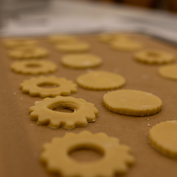 Auf einem Backblech sind Weihnachtsgebäcke in verschiedenen Formen die von Späh-Mitarbeitern zusammen gebacken wurden.