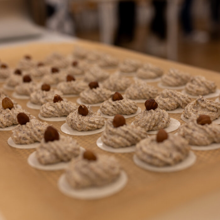 Auf einem Backblech ist Weihnachtsgebäck was mit Haselnüssen verziert wurde. Das Gebäck wurde von Späh-Mitarbeitern in der Kantine gebacken.