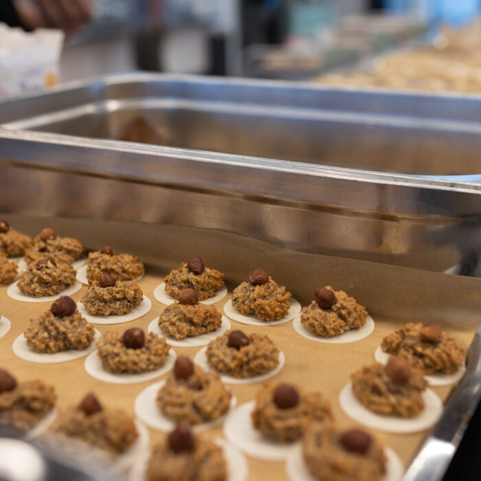 Mehrere Backbleche mit Weihnachtsgebäck das von Späh-Mitarbeitern in der Kantine gebacken wurde.