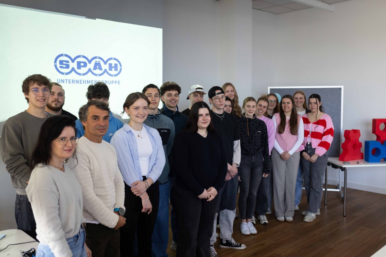 Gruppenfoto der Azubi-Klasse zu Besuch bei der Firma Späh