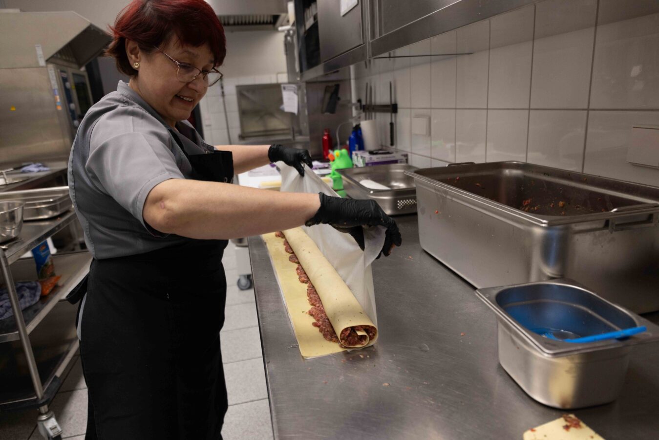 Zubereitung von Maultaschen durch Späh Mitarbeiterin