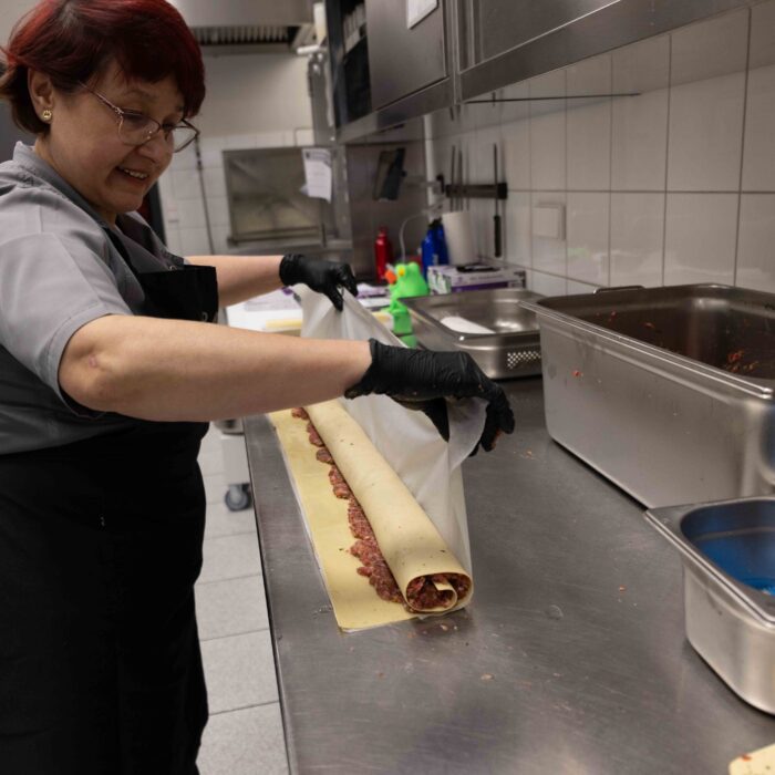 Zubereitung von Maultaschen durch Späh Mitarbeiterin