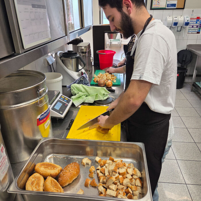 Mitarbeiter von Späh bereitet Nachtisch vor