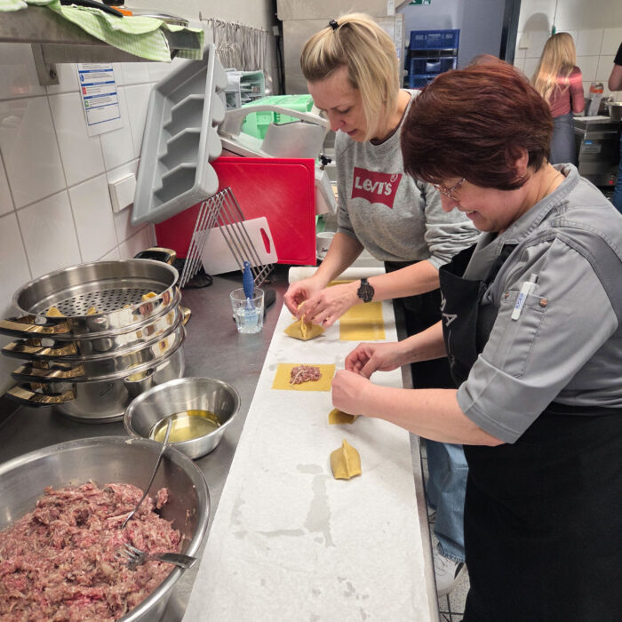 Mitarbeiterin von Späh bereitet Hauptspeise zu