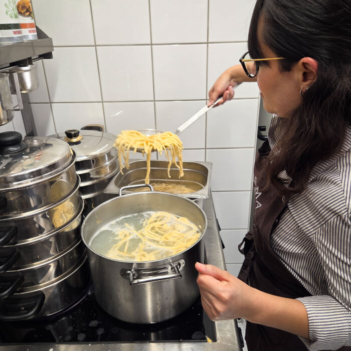 Mitarbeiterin von Späh bereitet Spätzle zu