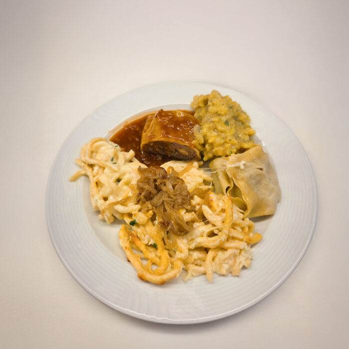 Maultaschen mit Kartoffelsalat und Kässpätzle