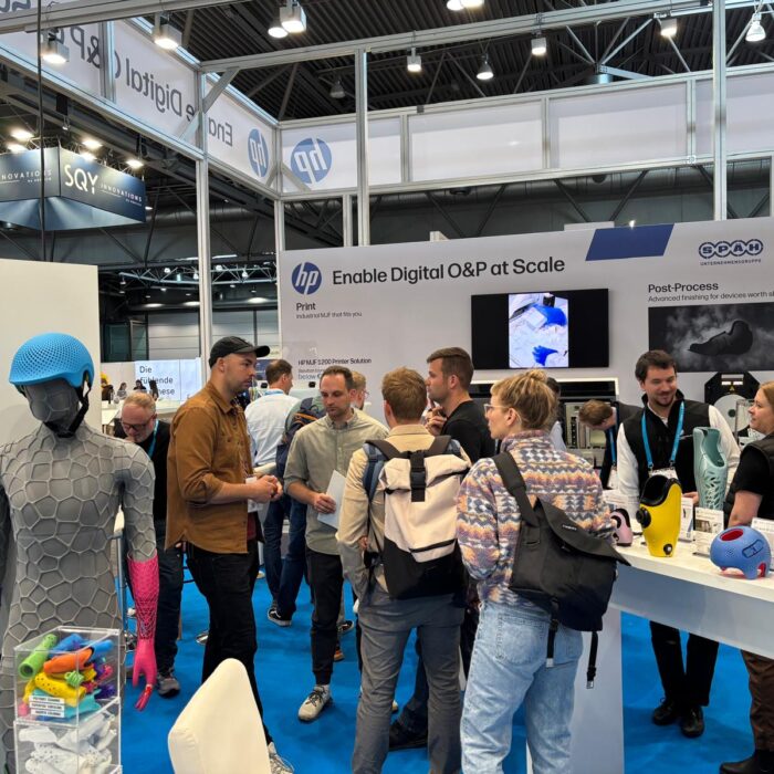 Messeimpression der Messe leipzig. Kollege von Späh mit Besuchern am Messestand
