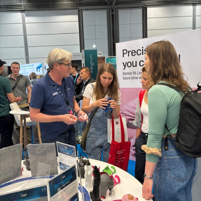 Messeimpression der Messe leipzig. Kollege von Späh mit Besuchern am Messestand