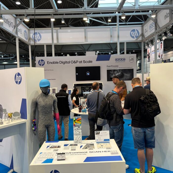 Messeimpression der Messe leipzig. Kollege von Späh mit Besuchern am Messestand