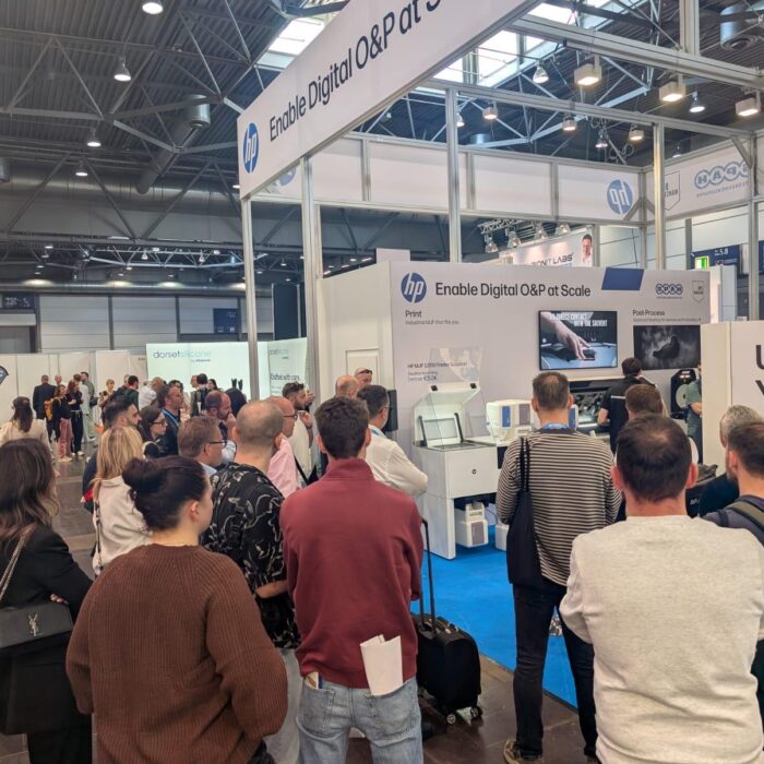 Messeimpression der Messe leipzig. Kollege von Späh mit Besuchern am Messestand